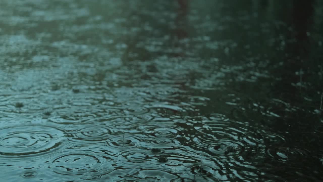 雨滴滴进水坑。视频下载