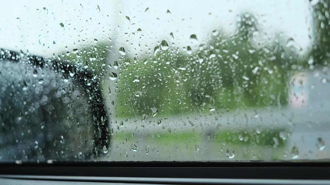 雨点落在汽车的挡风玻璃上。视频素材