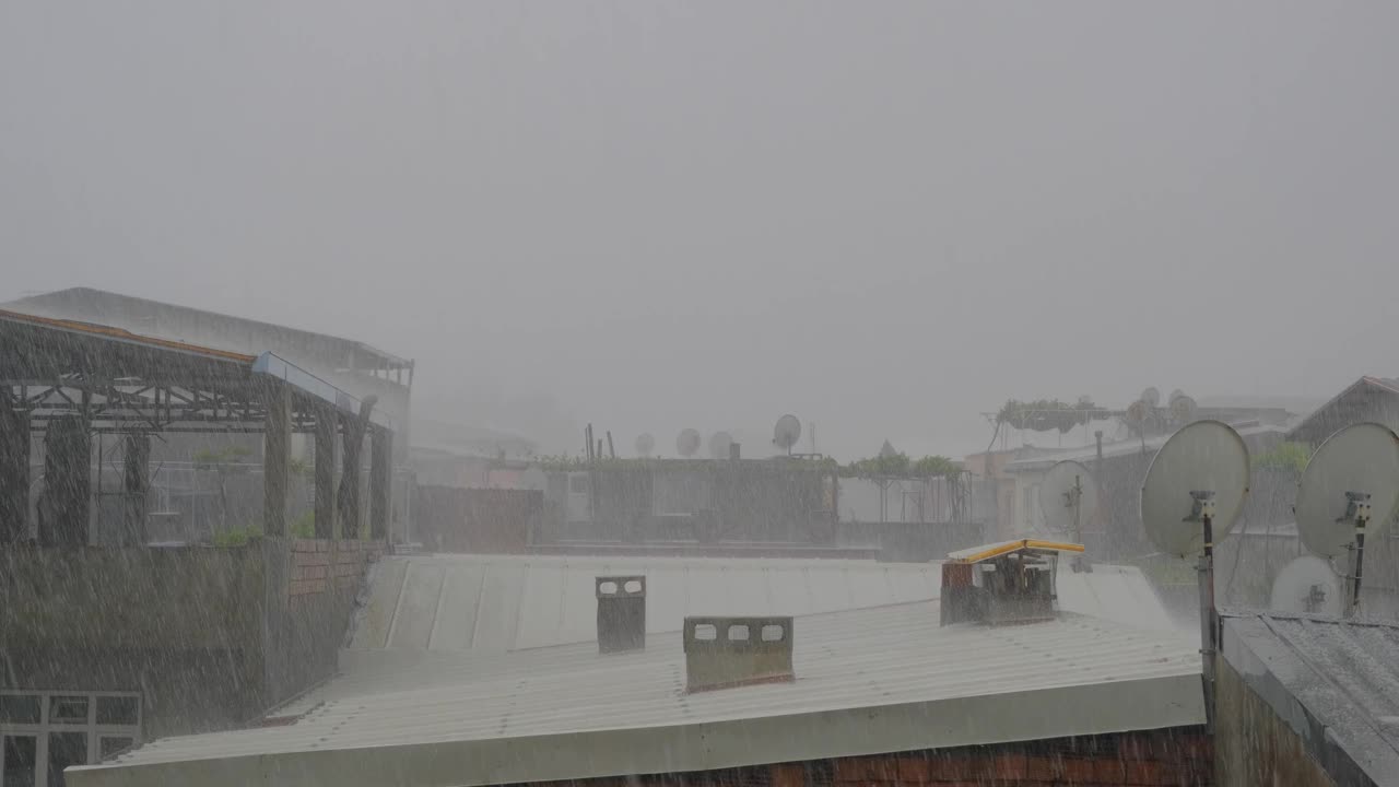 大雨，金属屋顶和雾蒙蒙的布尔萨市。视频素材