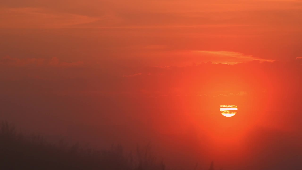 夕阳在黄色的天空。间隔拍摄。明亮的黄色太阳落下了。视频下载