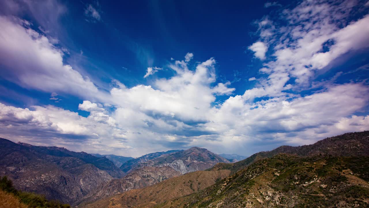 时间流逝-美丽的云景移动在山脉狂暴和山谷视频素材