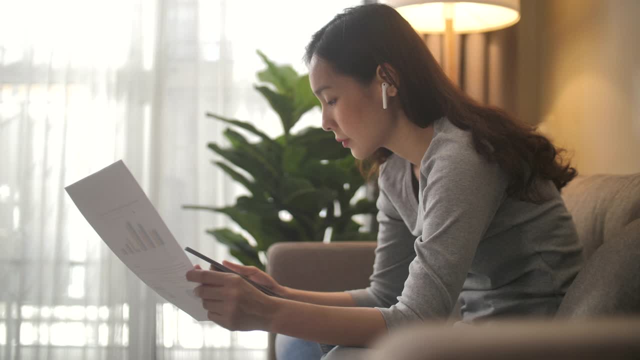 亚洲女性在家里的数字平板电脑上进行视频通话视频素材