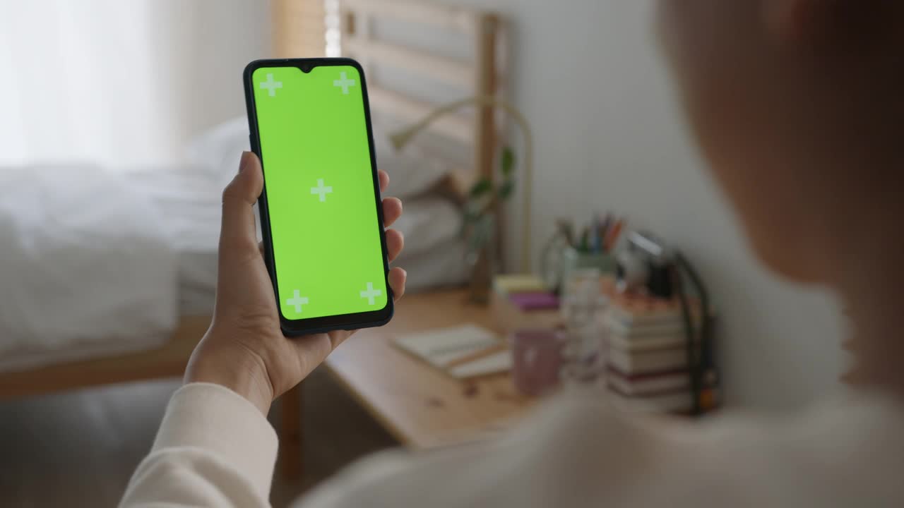 空白数字智能手机在亚洲女性手中，手机绿屏视频素材