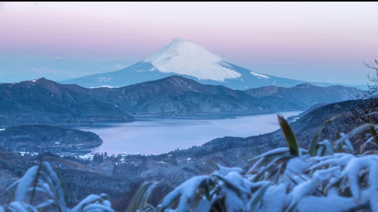 在雪山箱根的大观山富士山在黎明的延时视频视频素材