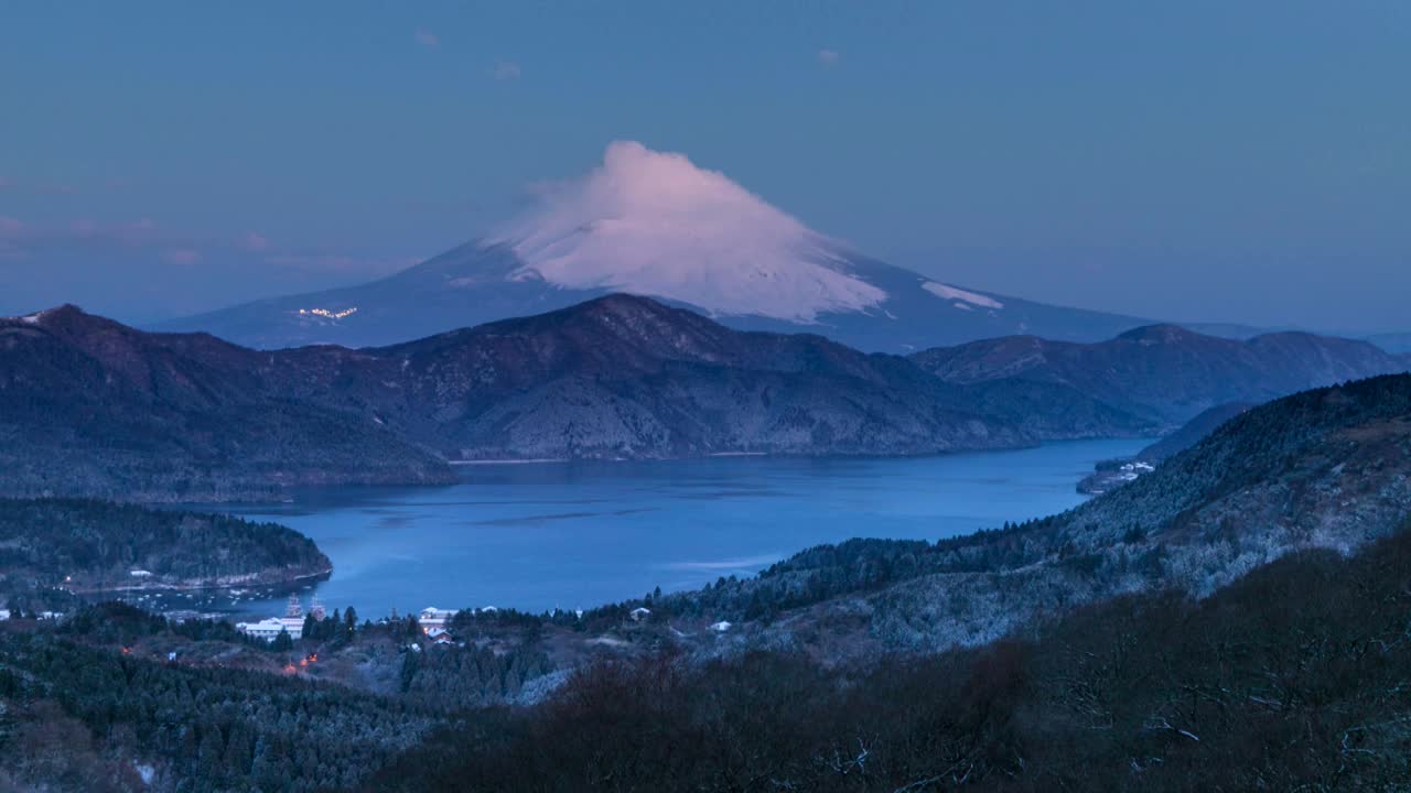 在雪山箱根的大观山富士山在黎明的延时视频视频素材