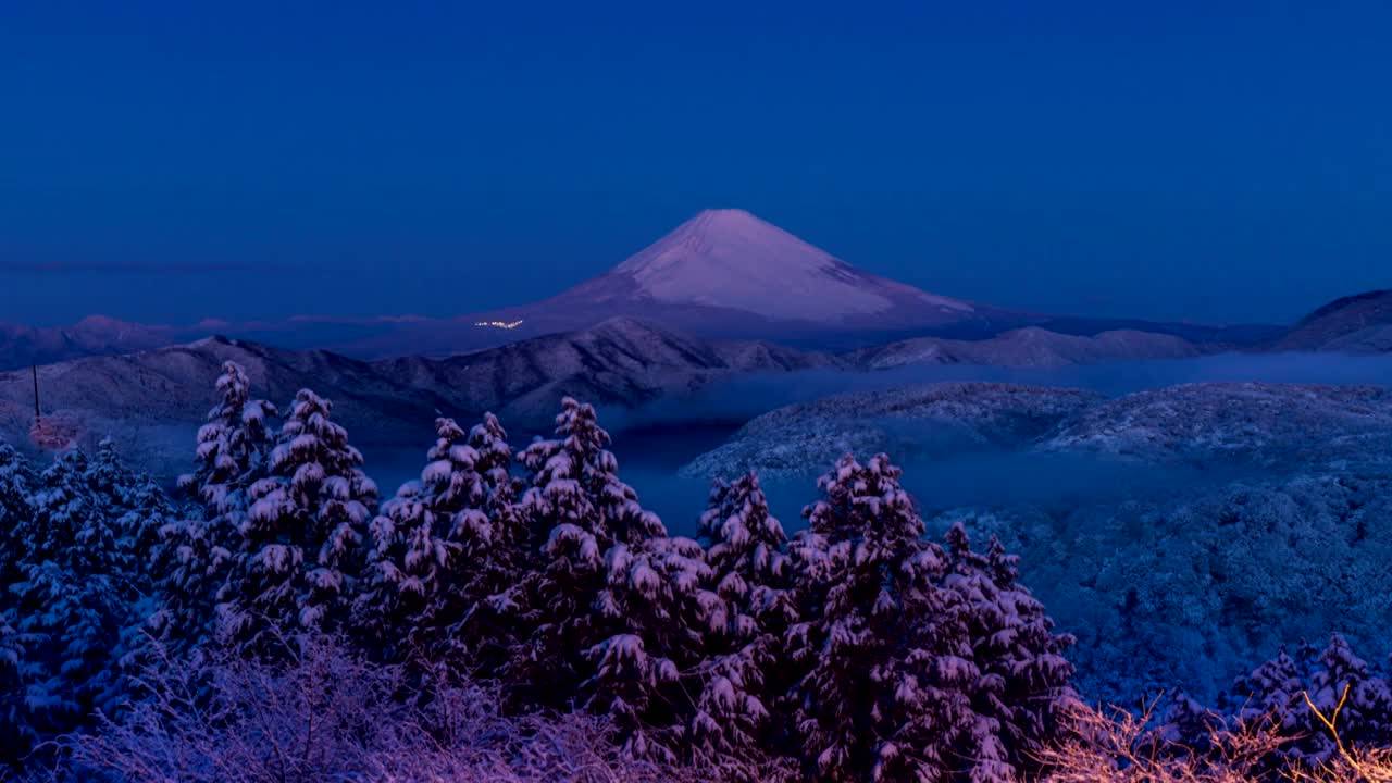 在雪山箱根的大观山富士山在黎明的延时视频视频素材