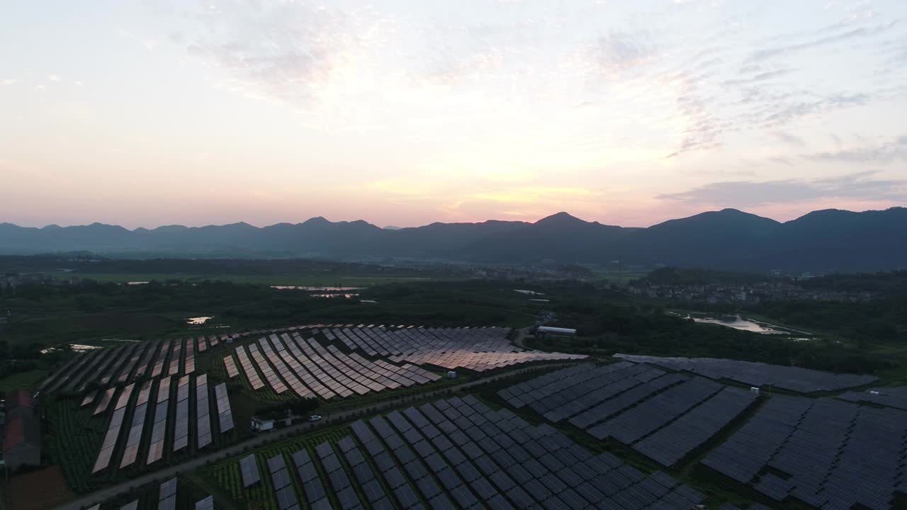 日落时的太阳能发电站视频素材