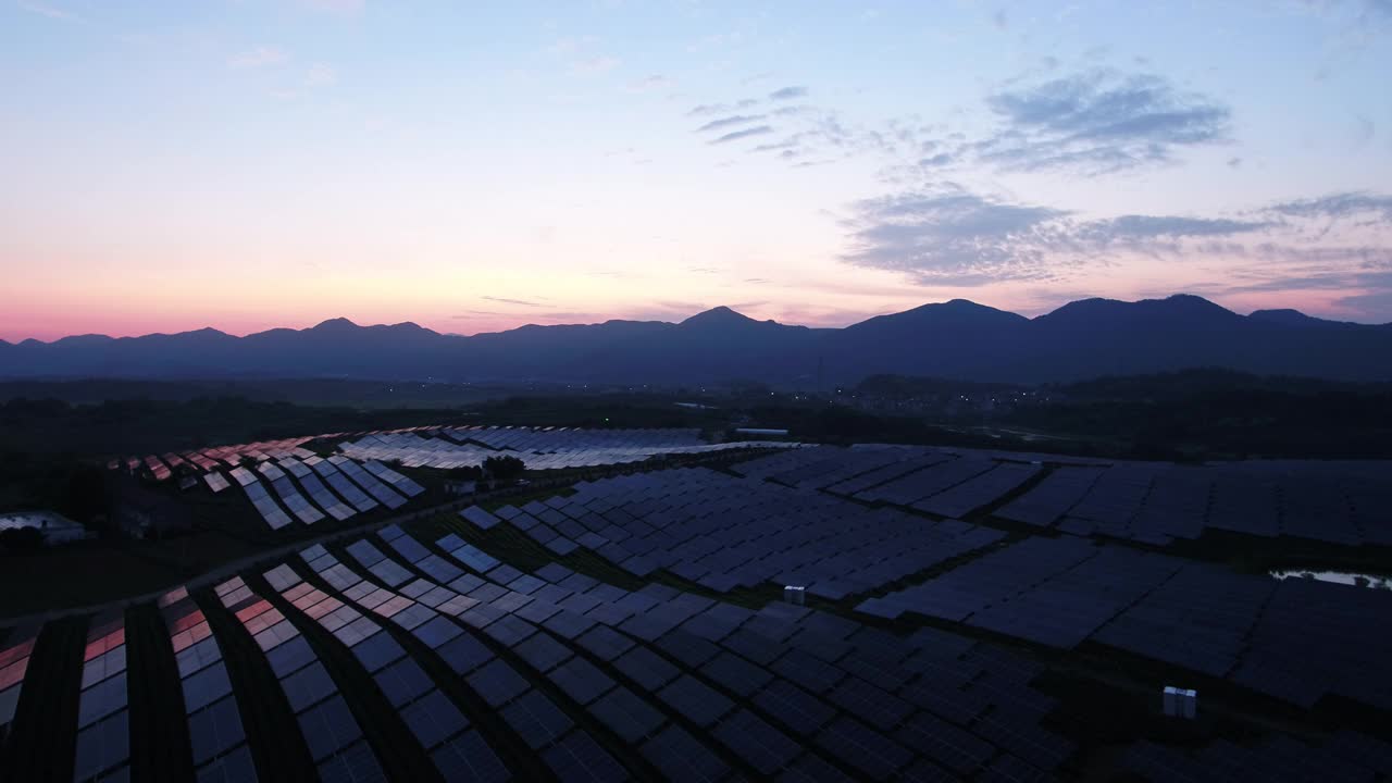 日落时的太阳能发电站视频素材