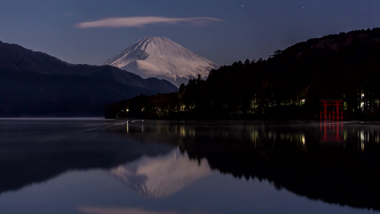 富士山的延时视频和星空反射在湖面上从湖的Ashinoko视频素材