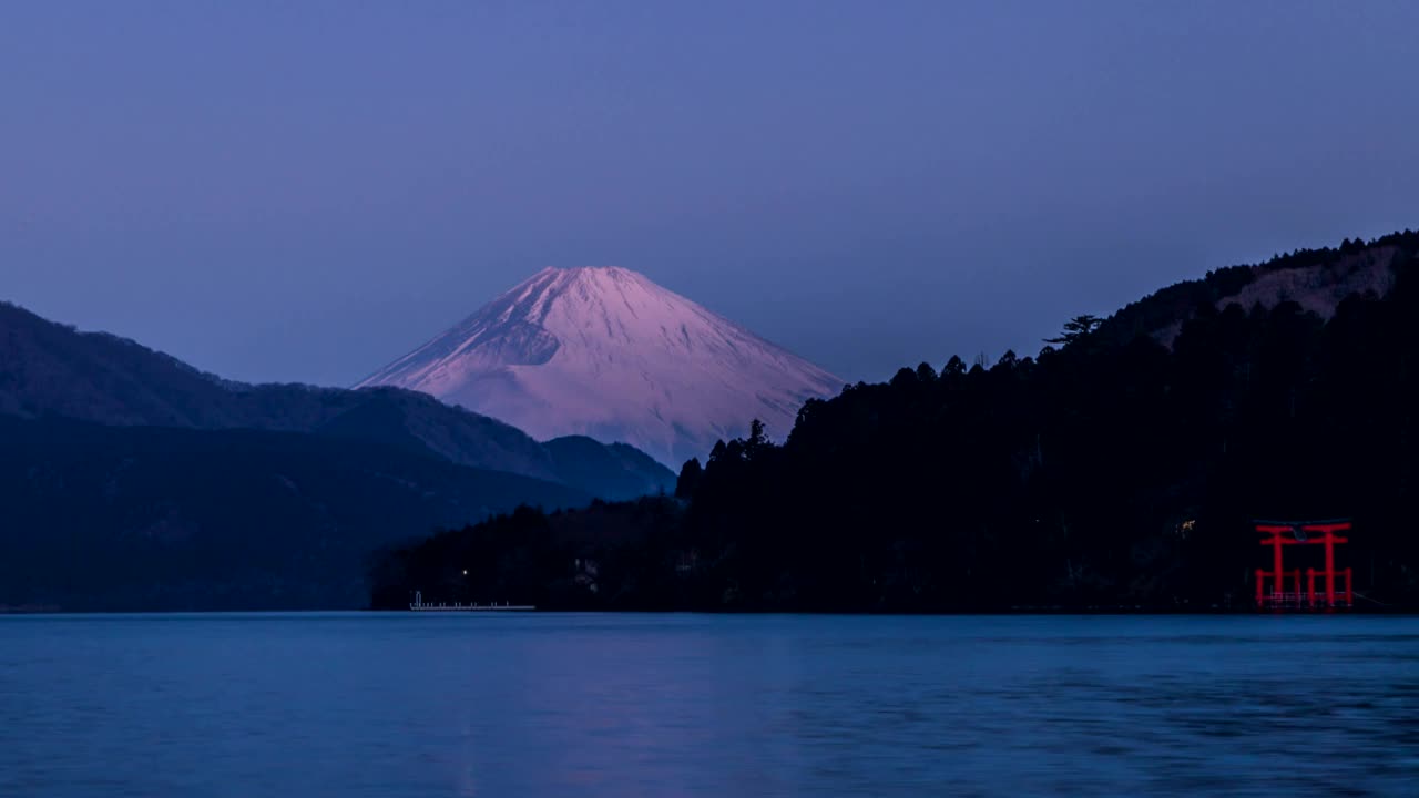 富士山在太阳升起的时候在湖的表面上反射的视频从湖视频素材