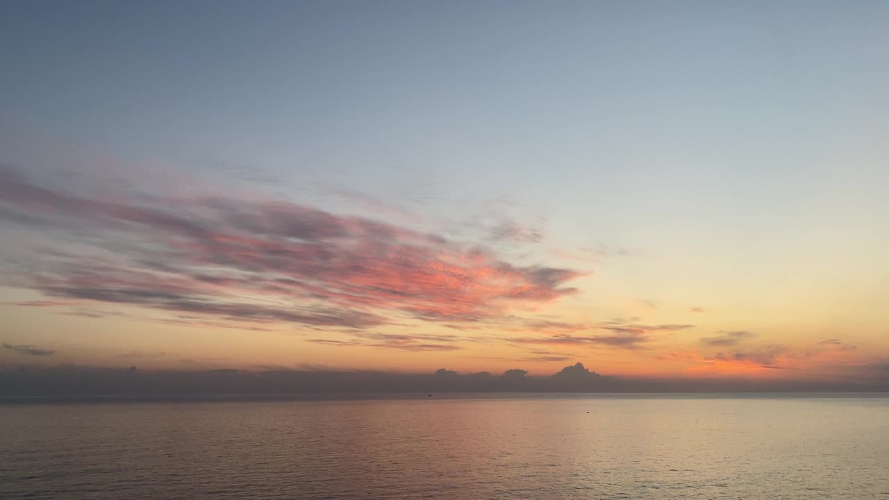 美丽的粉红色日落海景。视频素材