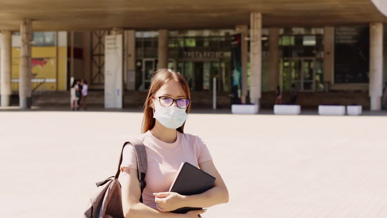 流行病学规则在学校和大学教学，学生接种疫苗，少女接种疫苗后，用药膏敷在手上和防护口罩站在大学附近视频素材