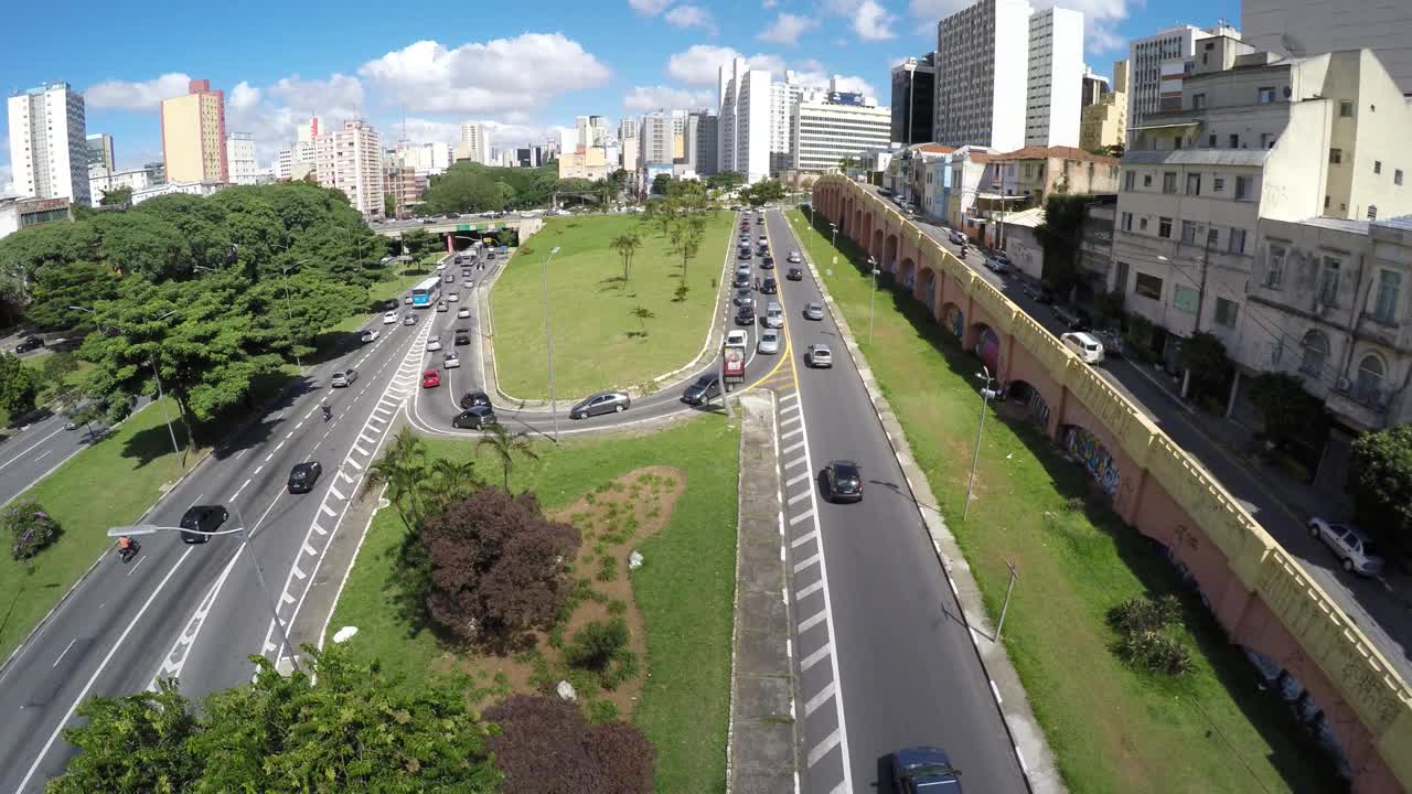 鸟瞰图与5月23日大道(23 de Maio)在São圣保罗，巴西视频素材