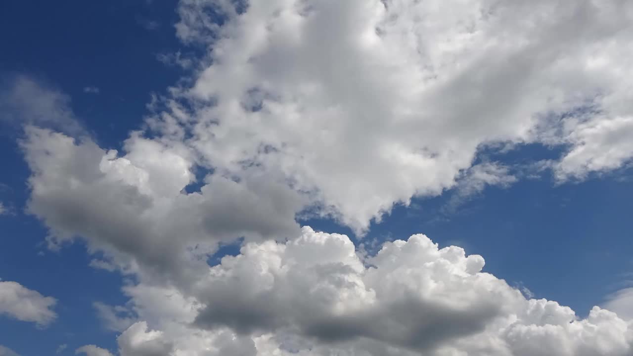 在深蓝色的夏季天空中美丽的蓬松的白色美丽的云的形成的超延时视频素材