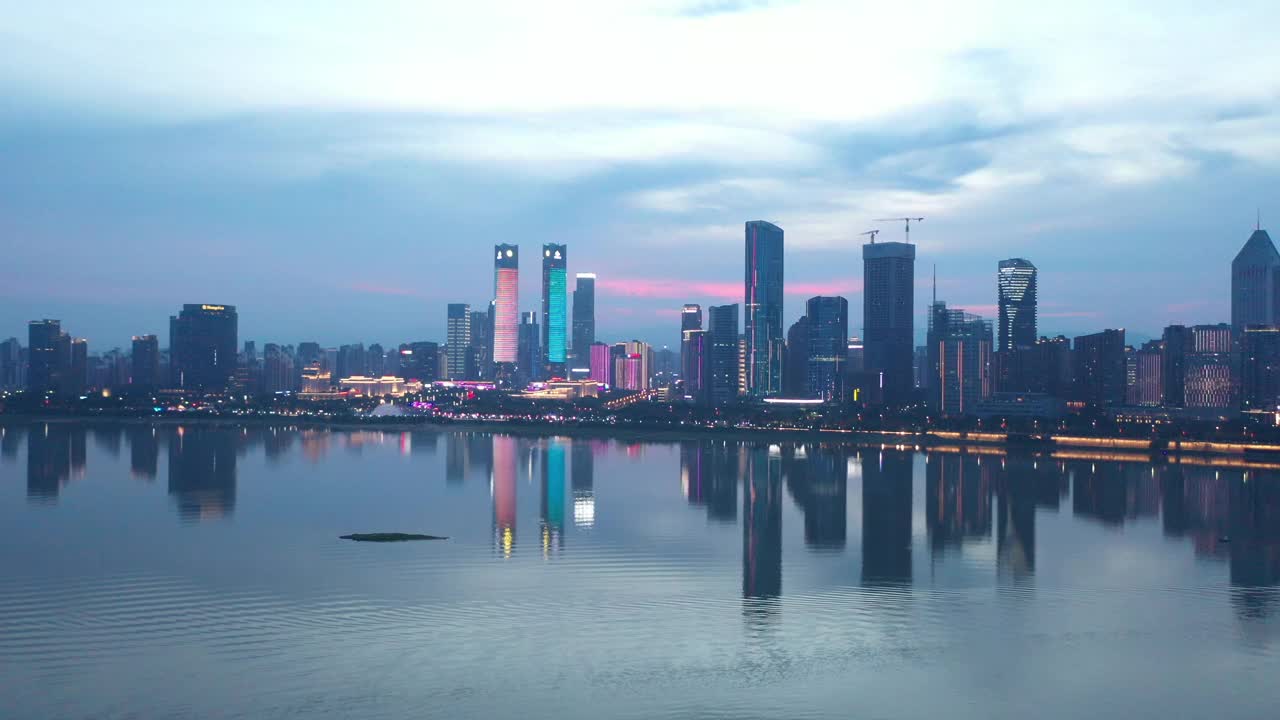 河,夜晚,城市视频素材