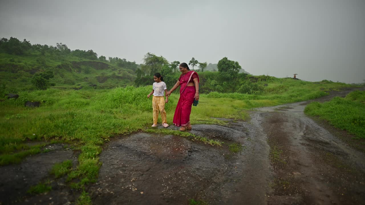 奶奶和孙女在雨中淋湿了视频素材