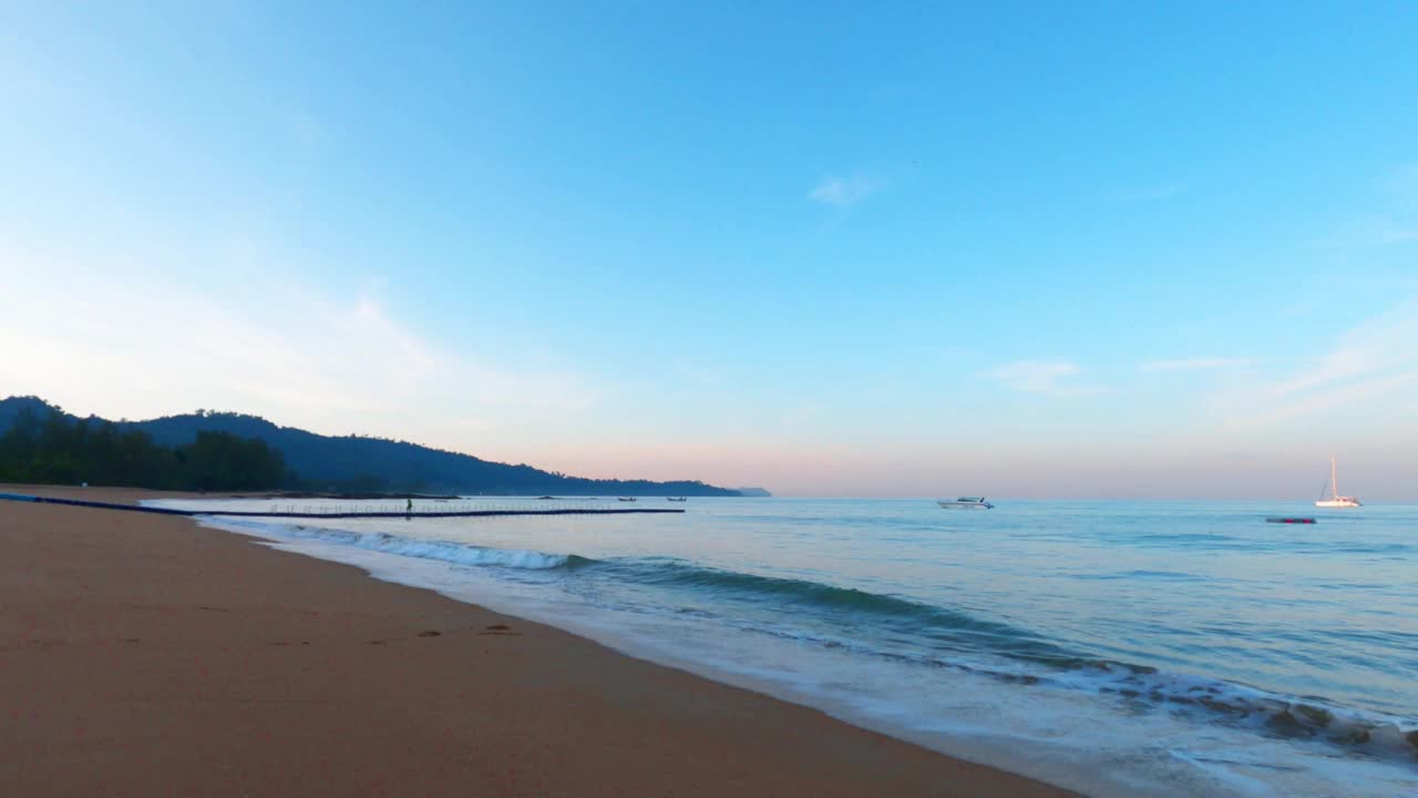 清晨柔和的日出，湛蓝的天空和闪亮的海水视频素材