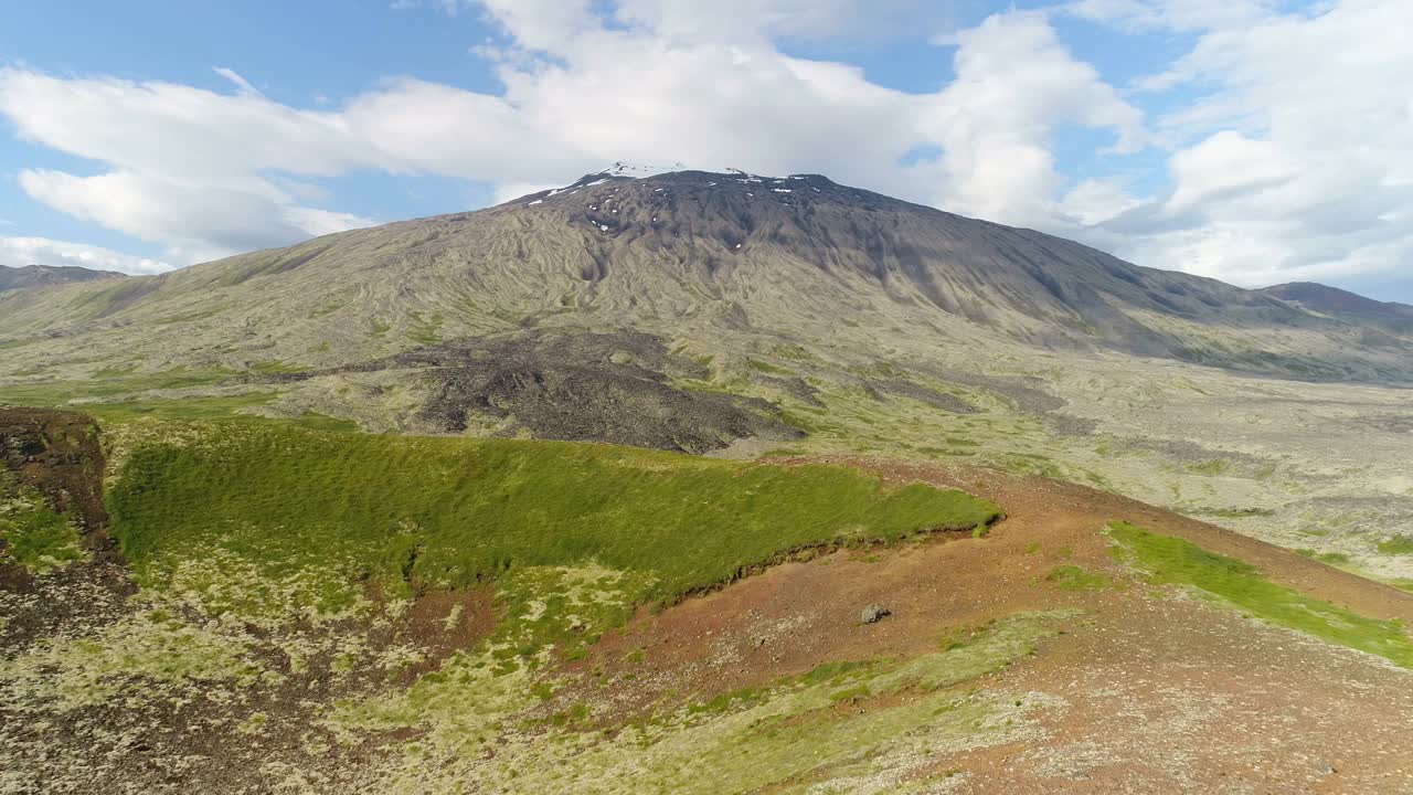 冰岛西部著名的snaefellsjokull火山位于snaefellssnes半岛。视频素材