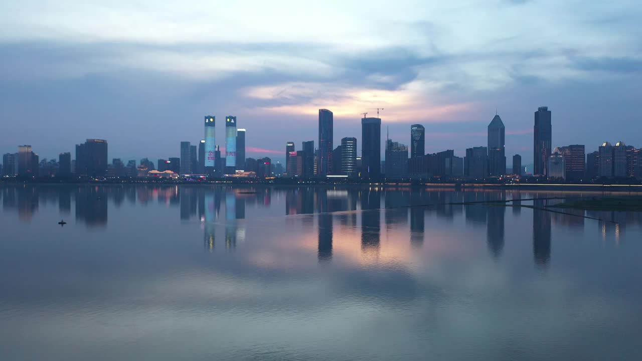 河,夜晚,城市视频素材