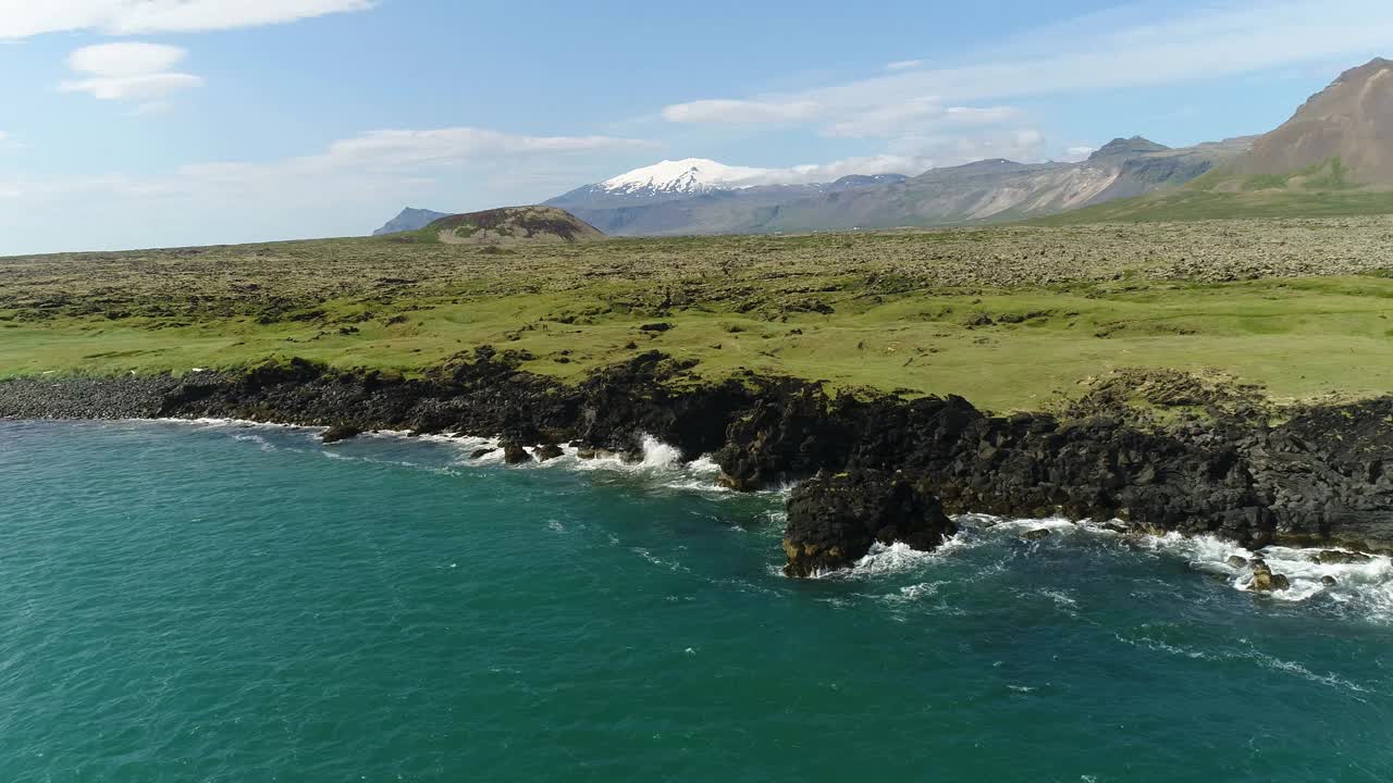 冰岛风景的无人机视频-冰岛西部自然海岸和snaefellsjokull火山在snaefellssnes半岛。视频素材