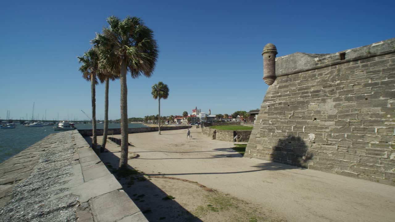 圣马科斯城堡国家纪念碑——历史悠久的西班牙要塞，主要的旅游景点和佛罗里达州圣奥古斯丁的地标。视频素材