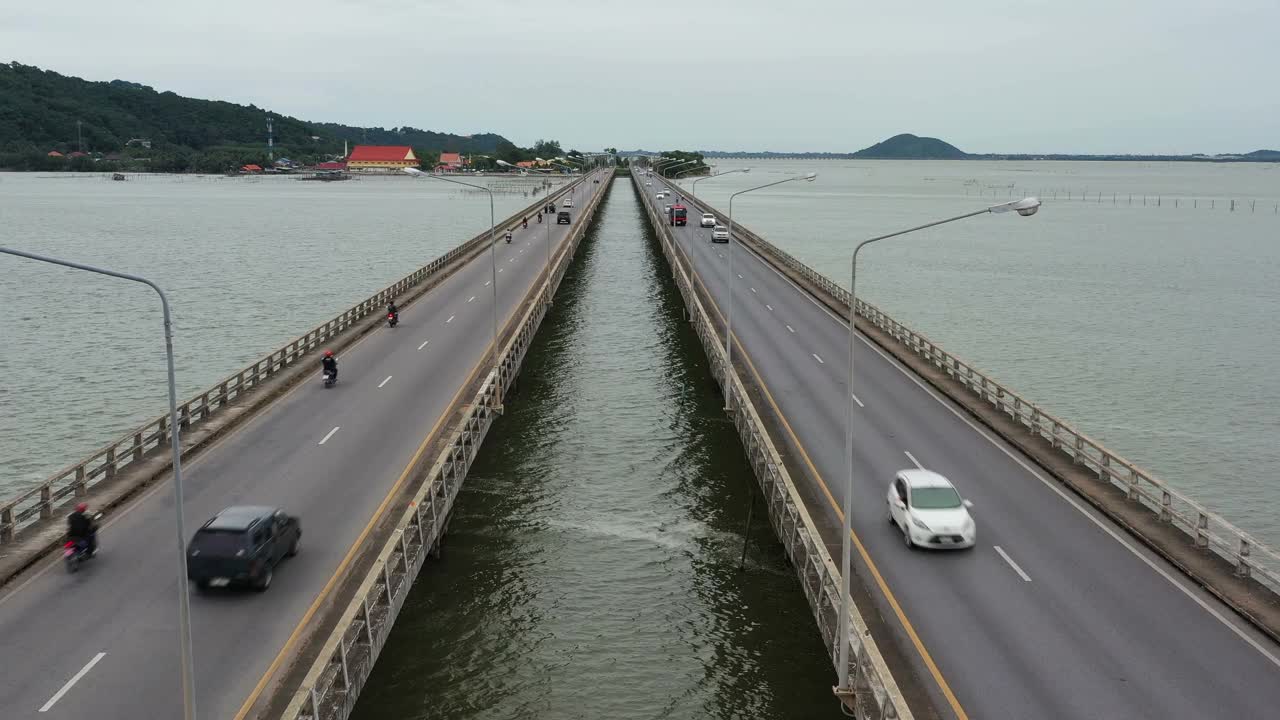 湖面上车道的鸟瞰图视频素材