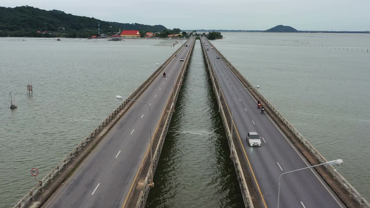 湖面上车道的鸟瞰图视频素材