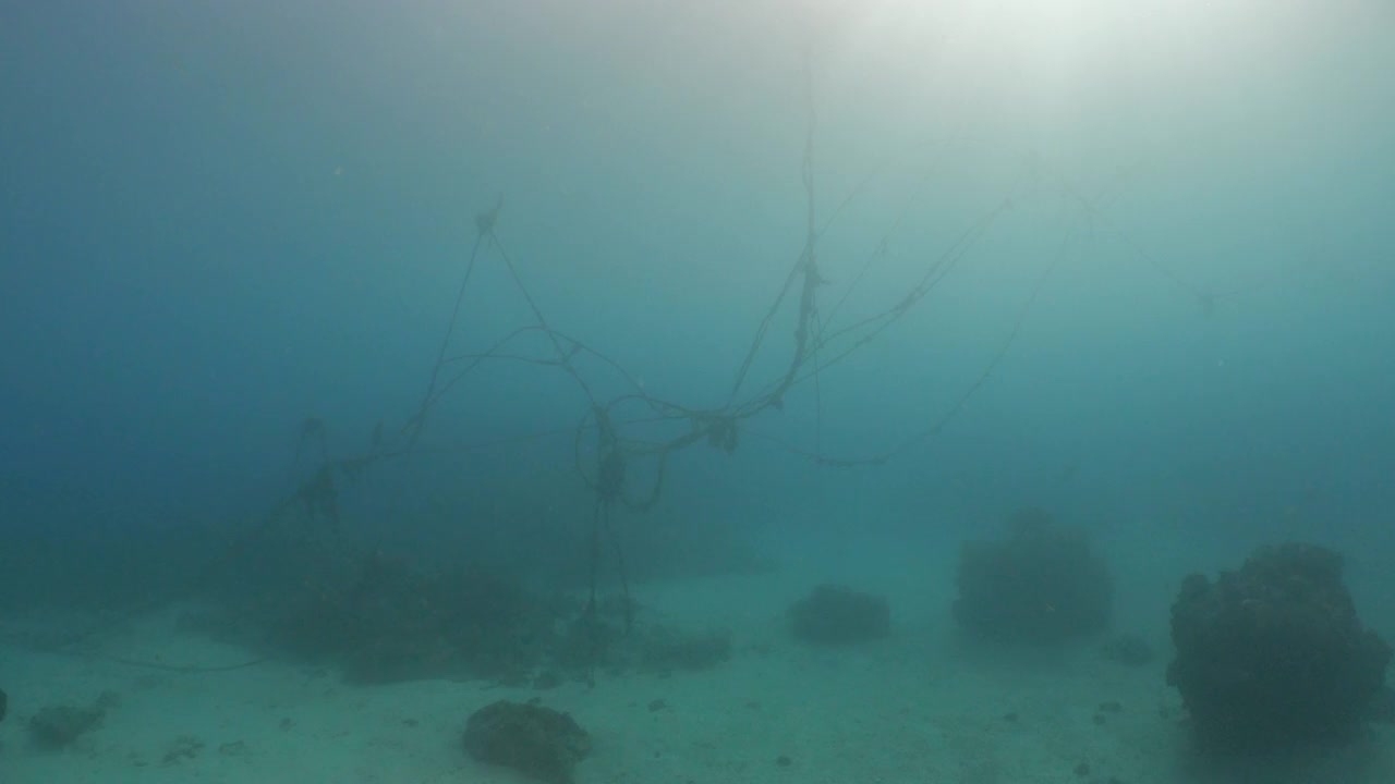 漂浮在台湾海底的废弃绳索视频下载