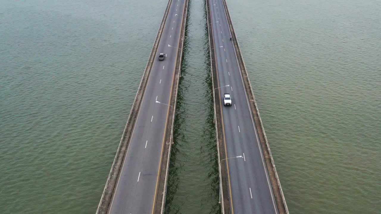 湖面上车道的鸟瞰图视频素材