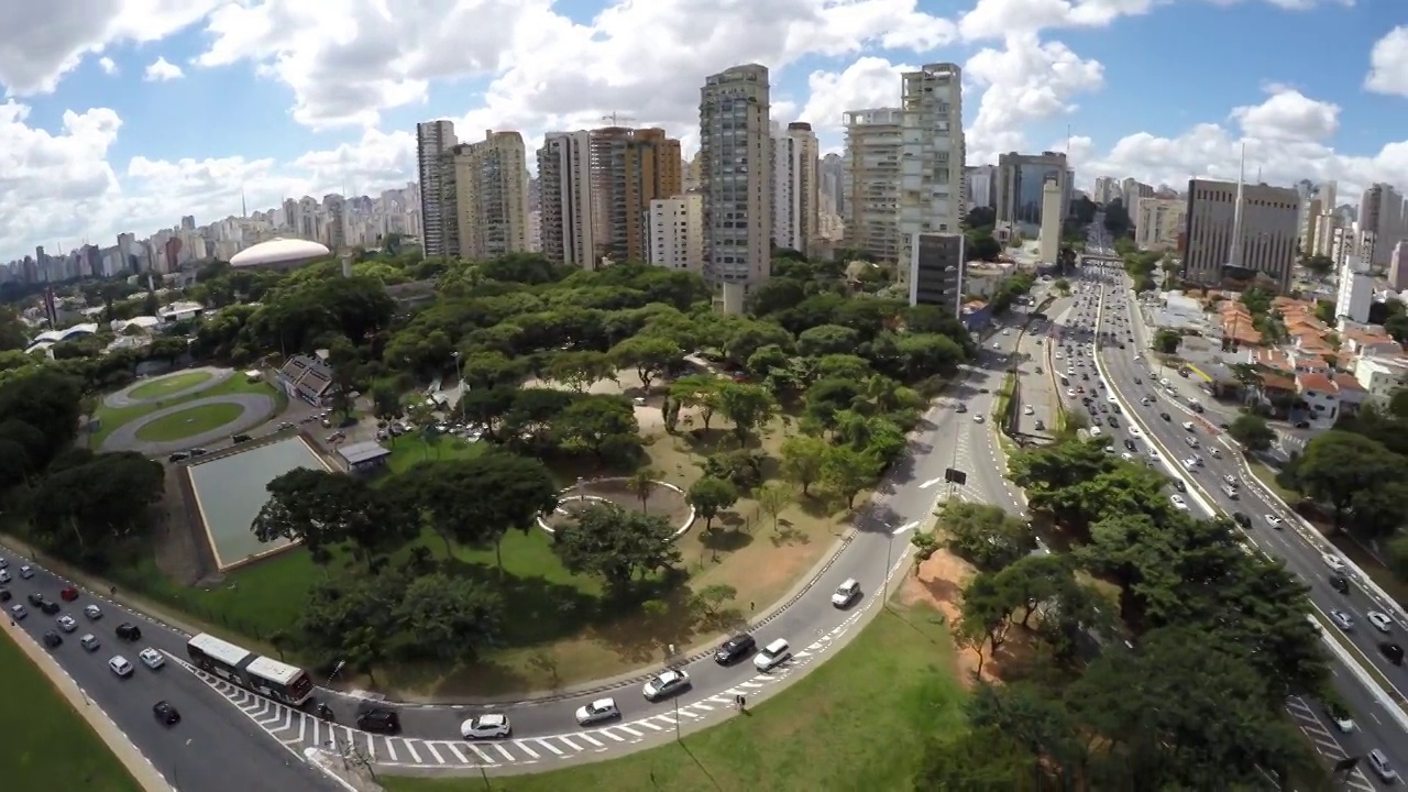 飞过巴西圣保罗São的Ibirapuera公园视频素材