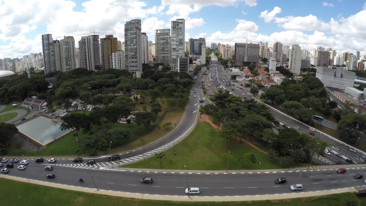 飞过巴西圣保罗São的Ibirapuera公园视频素材