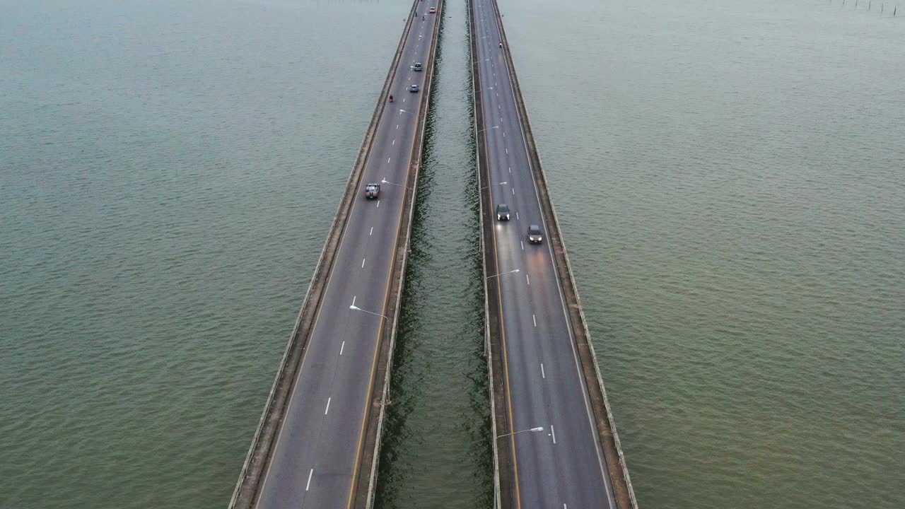 湖面上车道的鸟瞰图视频素材