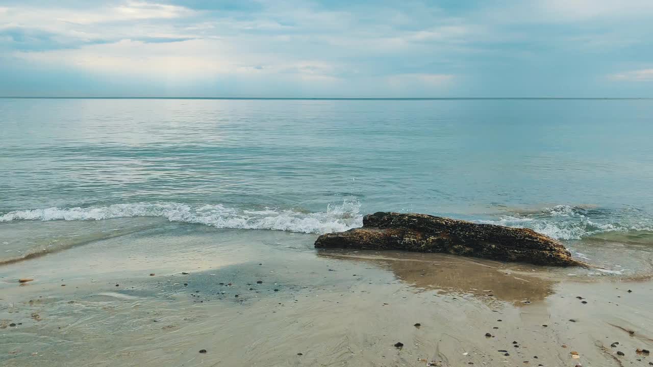 前景是黑海海滩的石头。夏天的海滩、沙滩和天空的风景。海滩海域空间面积。视频素材