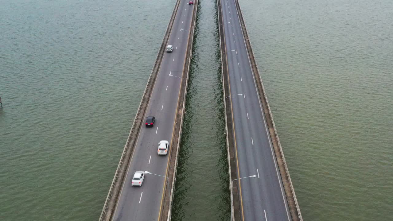 湖面上车道的鸟瞰图视频素材