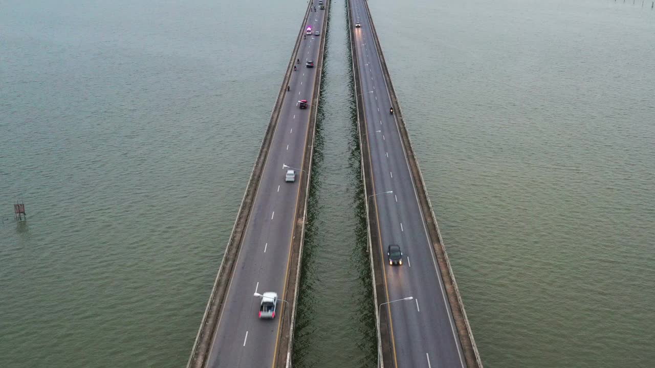 湖面上车道的鸟瞰图视频素材