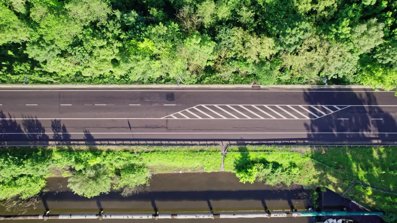 鸟瞰图的汽车道路在光秃秃的森林视频素材