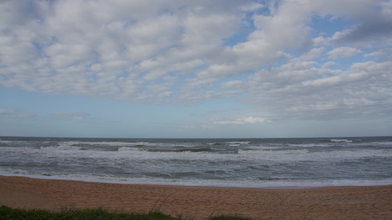 大风天的大西洋海景。视频素材