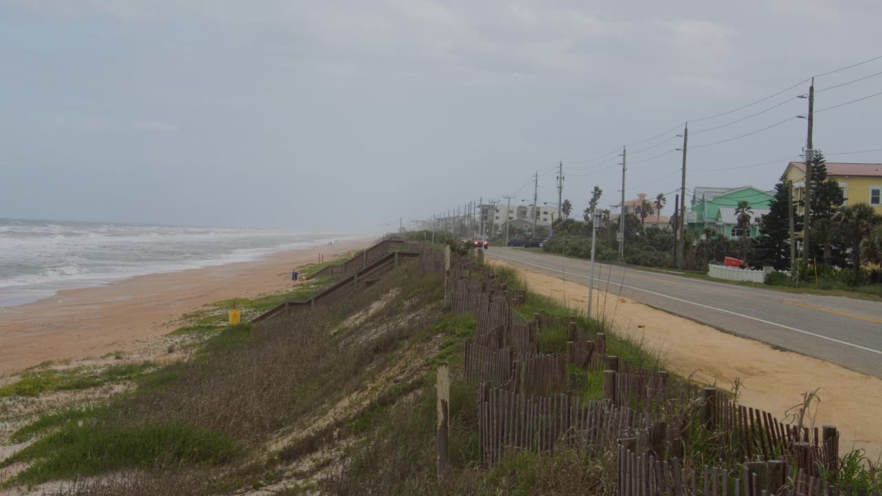 汽车在沿着佛罗里达大西洋海岸的一条小公路上行驶。视频素材