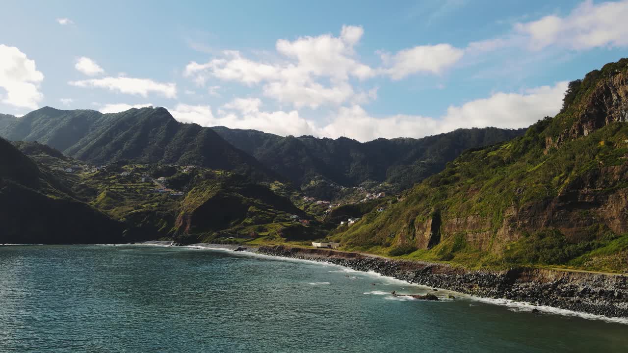 马德拉岛绿山景观。葡萄牙马德拉岛上美丽的山村。视频素材