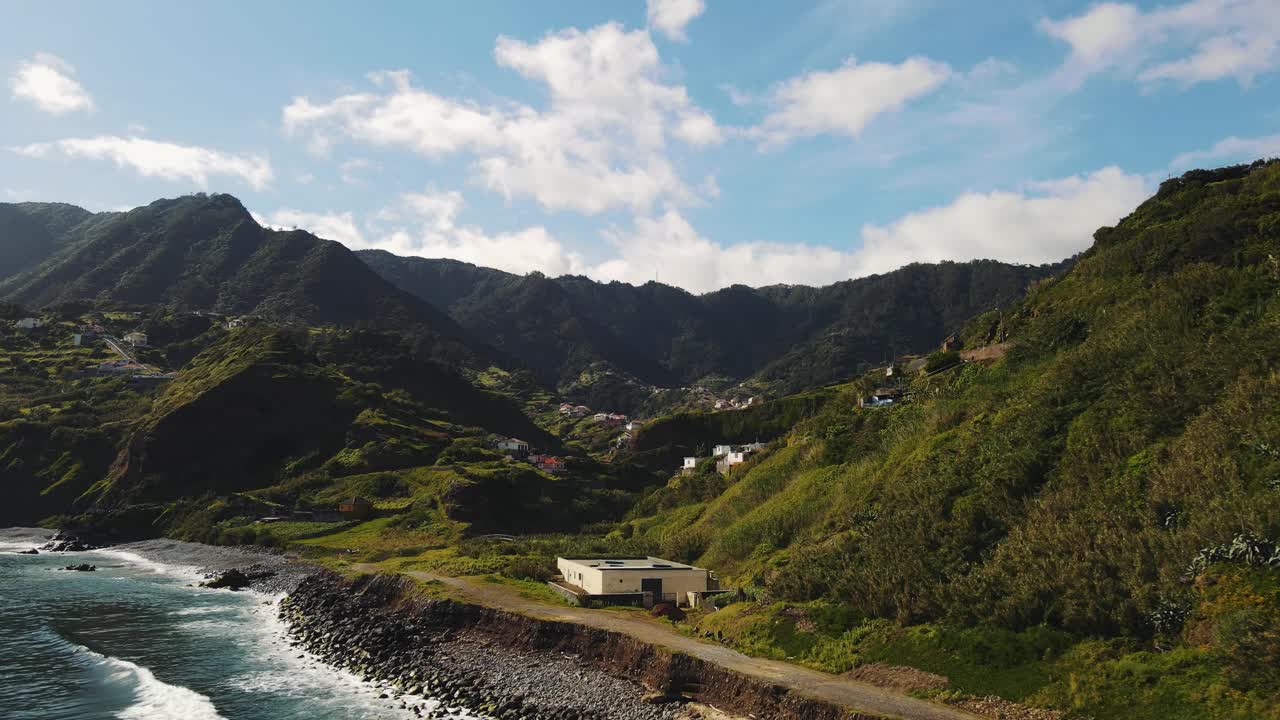 马德拉岛绿山景观。葡萄牙马德拉岛上美丽的山村。视频素材