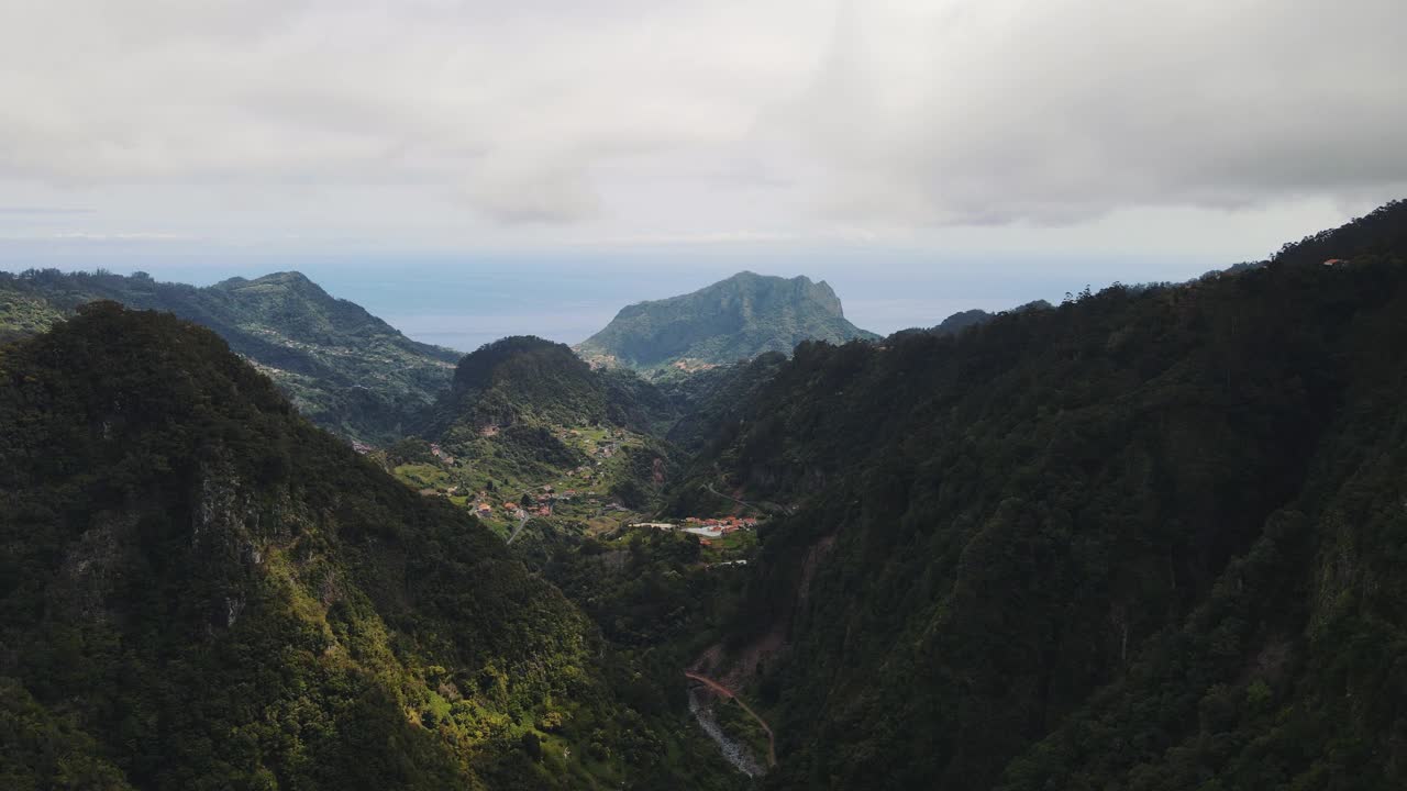 马德拉岛绿山景观。葡萄牙马德拉岛上美丽的山村。视频素材