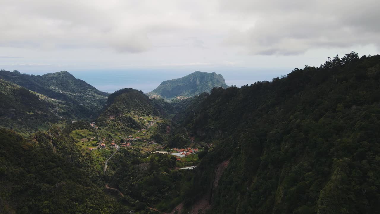 马德拉岛绿山景观。葡萄牙马德拉岛上美丽的山村。视频素材