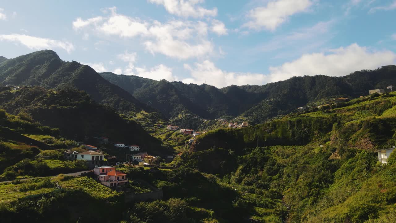 马德拉岛绿山景观。葡萄牙马德拉岛上美丽的山村。视频素材