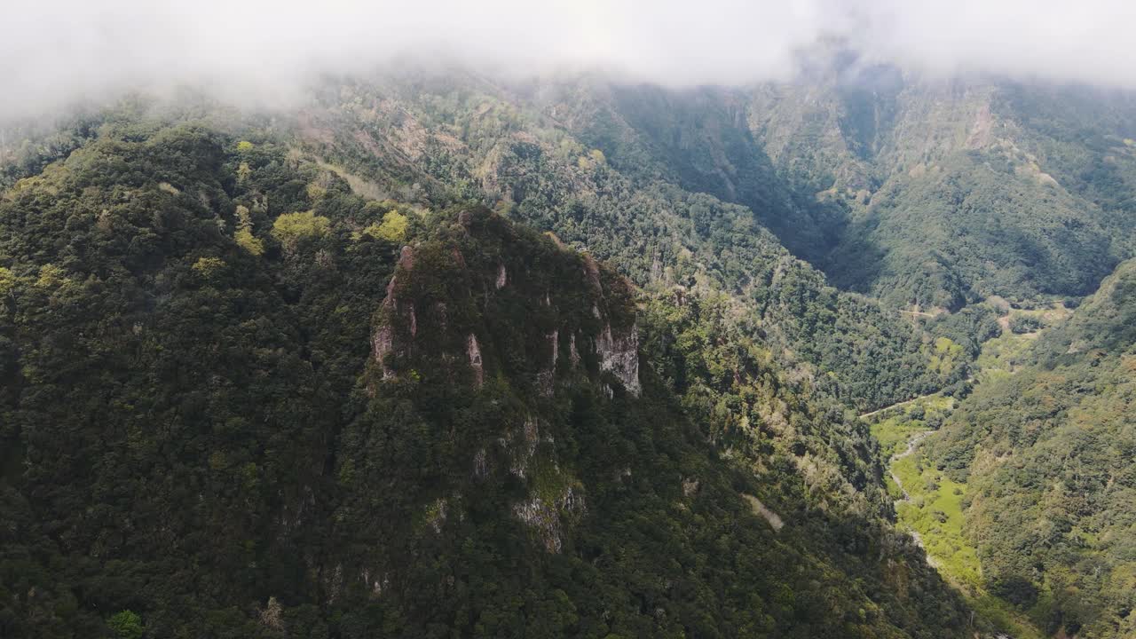 葡萄牙马德拉岛的绿色山景视频素材