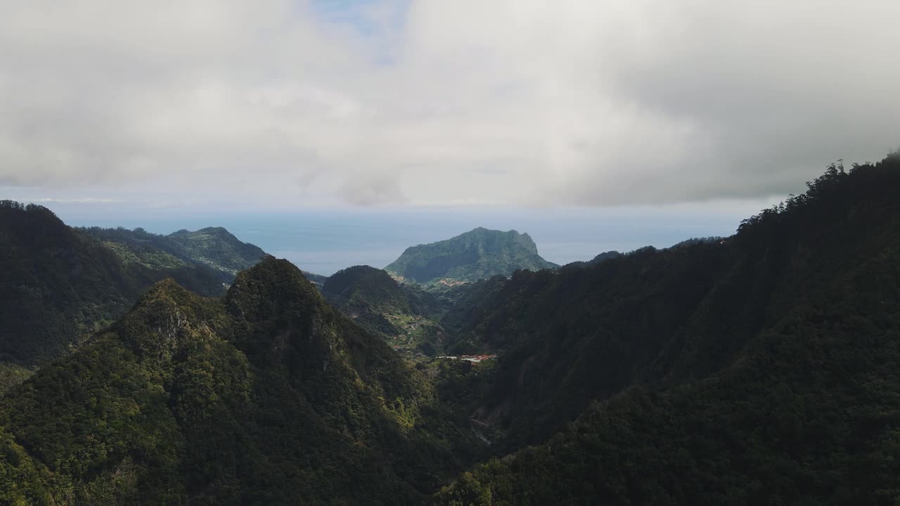 马德拉岛绿山景观。葡萄牙马德拉岛上美丽的山村。视频素材