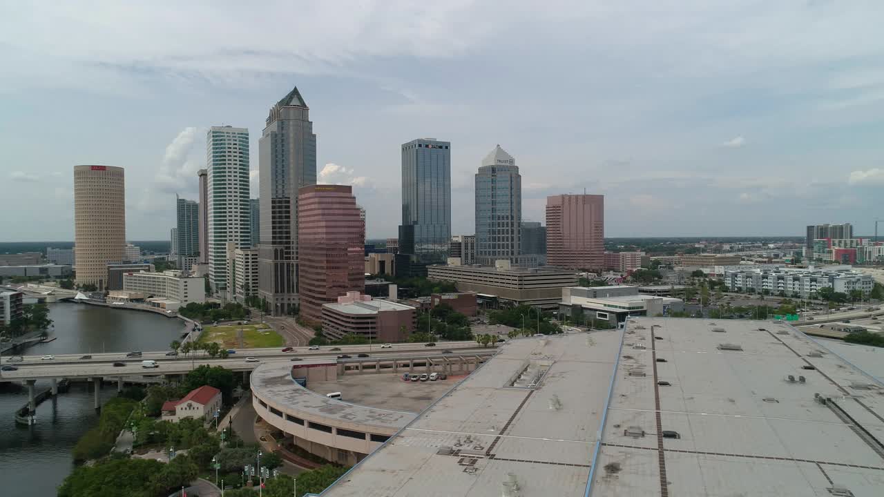 佛罗里达州坦帕市会议中心，以市区远处的天际线为背景。视频素材