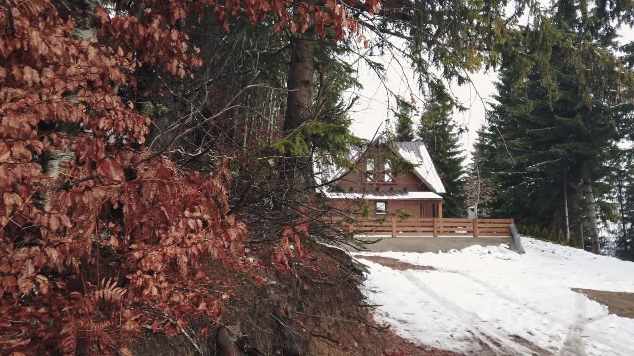 山上的木屋，有雪景视频素材