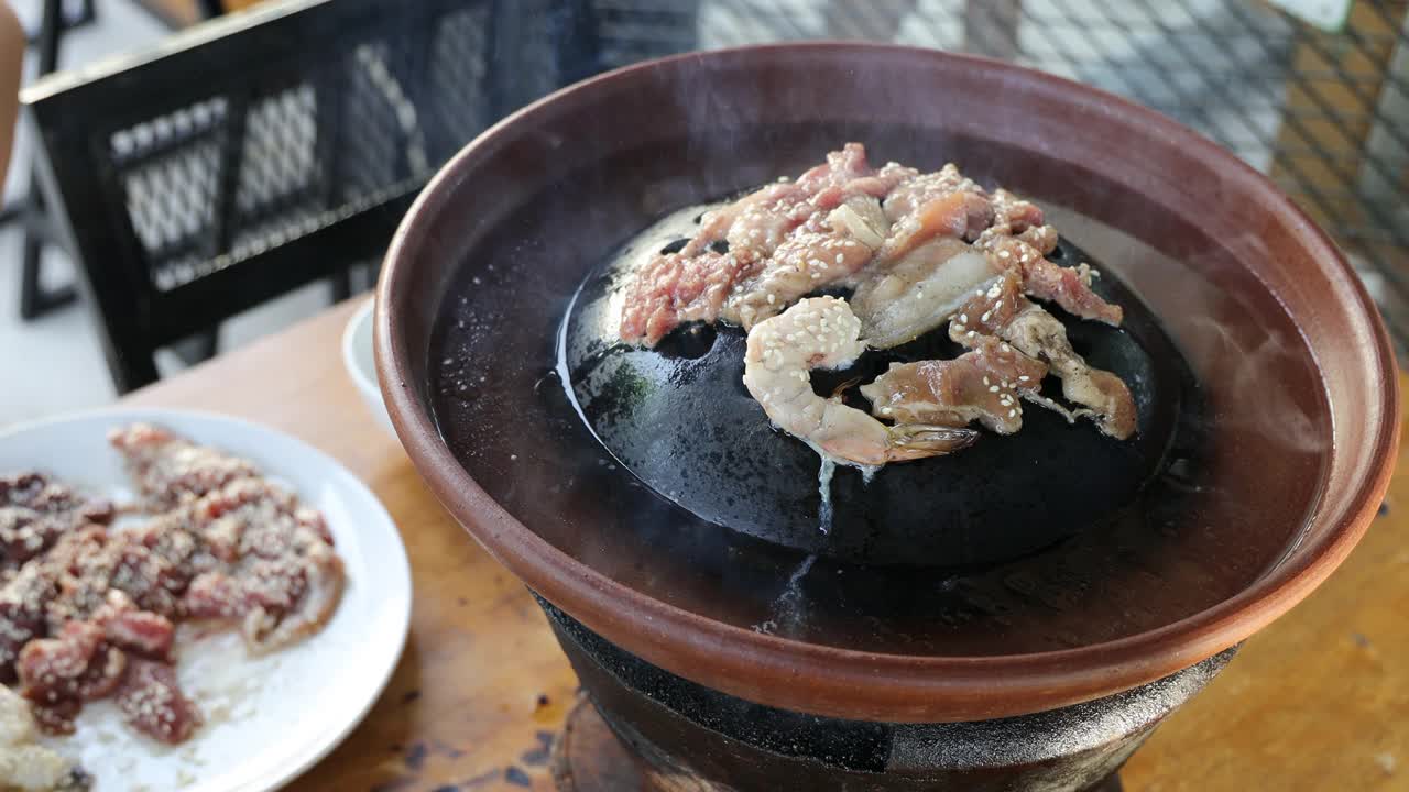 将食物放在烤盘上烧烤视频素材