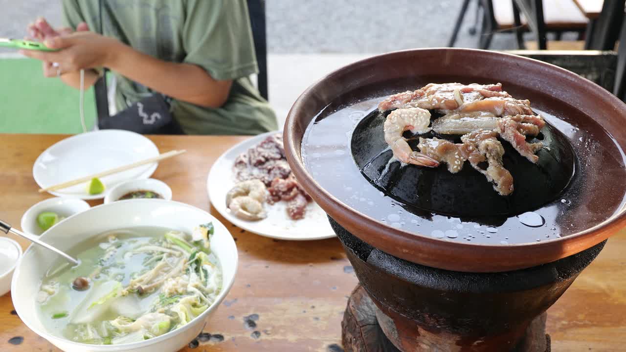 将食物放在烤盘上烧烤视频素材