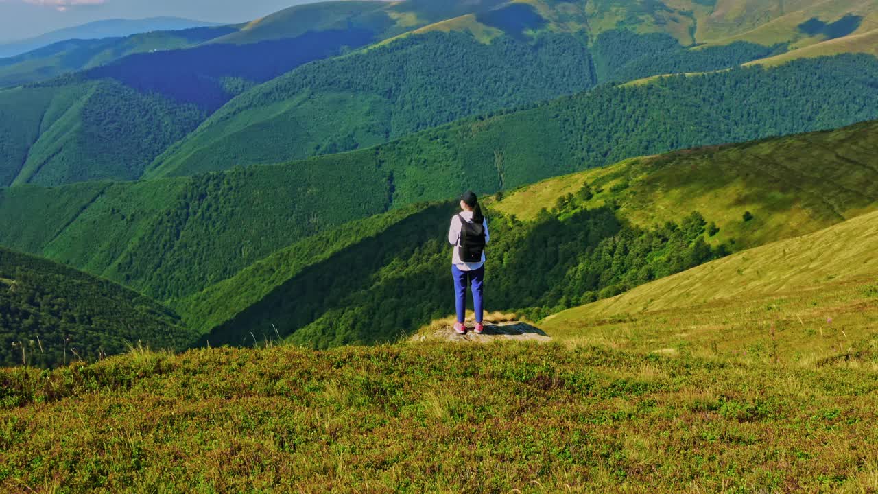 无人机飞过旅行者的头顶视频素材